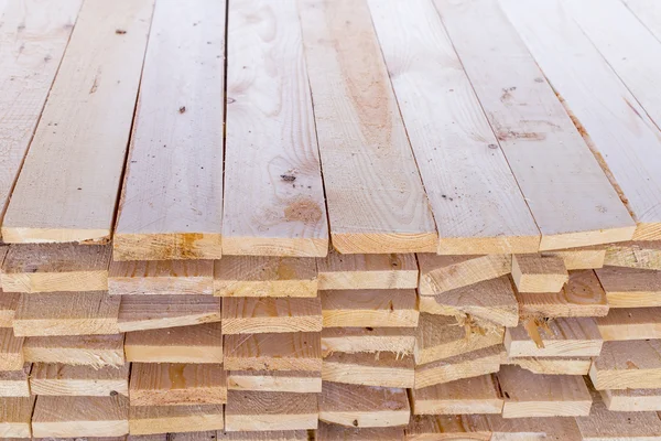 Pila de madera cortada para la construcción textura patrón de fondo —  Fotos de Stock