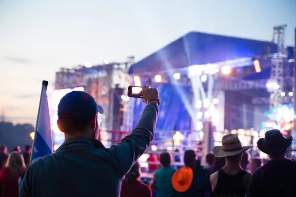 Genç adam resimleri rock konseri telefonla alarak — Stok fotoğraf