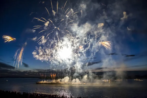 suyun üzerinde gökyüzü arka plan üzerinde renkli havai fişek