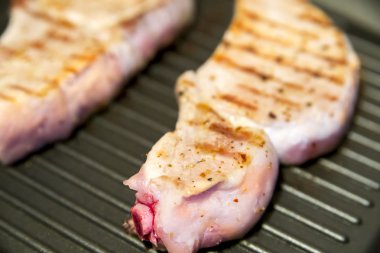 biftek ızgara tava kanlı