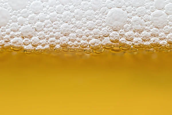 Cerveza con espuma en vidrio transparente. Macro — Foto de Stock