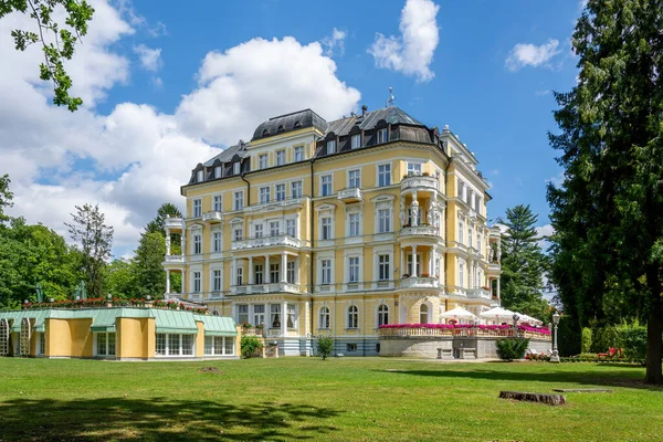 Küçük bir spa kasabası olan Frantiskovy Lazne 'de (Franzensbad) yaz mevsimi