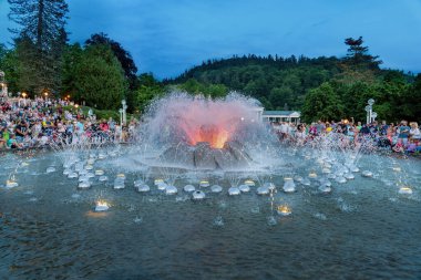 Marianske Lazne, Çek Cumhuriyeti - 20 Temmuz 2019: İnsanlarla birlikte şarkı söyleyen çeşmenin akşam performansı
