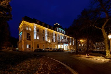 Marianske Lazne, Çek Cumhuriyeti - 29 Kasım 2020: Ünlü spa evi - Noel süslemeleri ve akşam fotoğraflarıyla Centralni Lazne Oteli