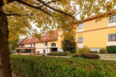 Chodova Plana, Çek Cumhuriyeti - 22 Ekim 2020: Küçük aile bira fabrikası Chodovar - Avlu - Bira Fabrikası Wellness Hotel U Sladka Bahçesi