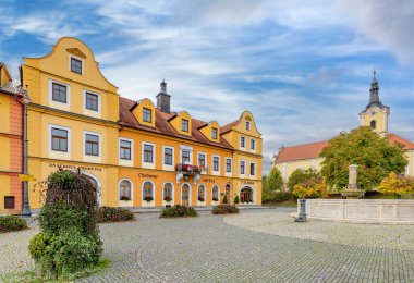 Chodova Plana, Çek Cumhuriyeti - 22 Ekim 2020: Küçük aile bira fabrikası Chodovar 'da sonbahar - Chodova Plana Meydanı ve bira fabrikası U Sladka Oteli