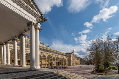 Ana sütun ve soğuk maden suyu kaynağı pavyonu - küçük batı Bohemya spa kasabası Marianske Lazne (Marienbad) - Çek Cumhuriyeti
