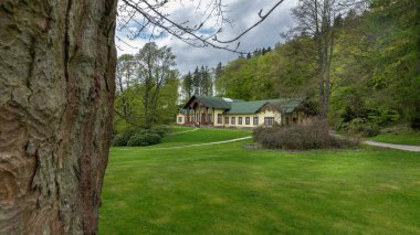 Çek Cumhuriyeti 'nin Lazne Kynzvart (Kötü Knigswart) adlı küçük iklim spa kasabasının parkındaki Balneo binası