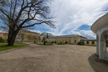 Spa mimarisi - Çek Cumhuriyeti 'nin (Karlovy Vary bölgesi) batı kesimindeki büyük Çek spa kenti Frantiskovy Lazne' de (Franzensbad) bahar mevsimi - Avrupa