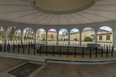 Maden suyu kaynaklarından ahşap pavyon - Frantiskovy Lazne 'nin (Franzensbad) spa mimarisi - Çek Cumhuriyeti