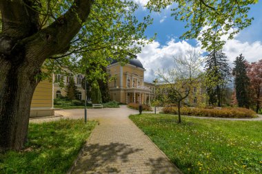 Neo-Rönesans, ünlü Çek spa kasabası Frantiskovy Lazne 'nin parkında İmparatorluk Hamamları inşa ediyor (Franzensbad)