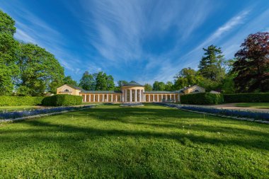 Spa mimarisi - Ferdinand soğuk maden suyu kaynağı sütunu- Çek Cumhuriyeti 'nin batısındaki Marianske Lazne (Marienbad) büyük spa kasabasının parkında bahar mevsimi (Karlovy Vary bölgesi))