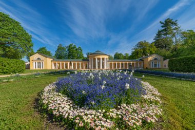 Spa mimarisi - Ferdinand soğuk maden suyu kaynağı sütunu- Çek Cumhuriyeti 'nin batısındaki Marianske Lazne (Marienbad) büyük spa kasabasının parkında bahar mevsimi (Karlovy Vary bölgesi))