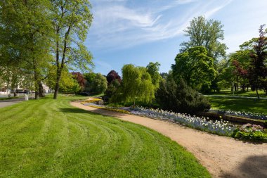 Büyük Çek spa kasabası Marianske Lazne (Marienbad) - Baharda spa parkında - güneşli bir gün