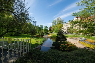 Büyük Çek spa kasabası Marianske Lazne (Marienbad) - Baharda spa parkında - güneşli bir gün