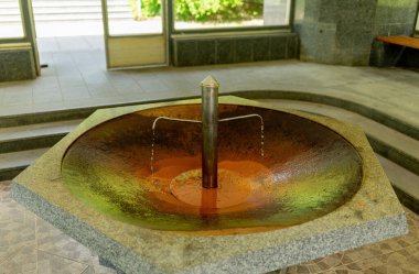 Çek spa kenti Konstantinovy Lazne 'nin (Konstantinsbad) sütununda maden suyu kaynağı - Çek Cumhuriyeti - Avrupa