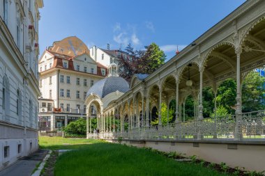 Çek spa kenti Karlovy Vary 'deki Park Colonnade (Karlsbad) - Çek Cumhuriyeti, Avrupa