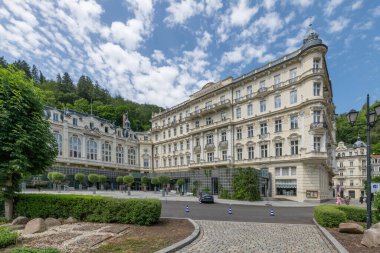 Karlovy Vary, Çek Cumhuriyeti - 21 Haziran 2021: Çekoslovakya 'nın batısındaki Karlovy Vary (Karlsbad) büyük Çek spa kasabasında güneşli bir gün