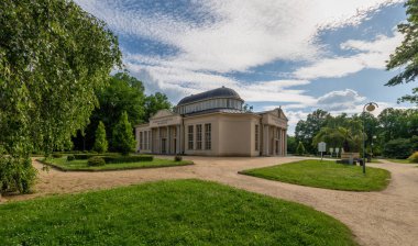 Glauber Springs Hall (Çekçe Dvorana Glauberovych övgü mönüsü) Çek Cumhuriyeti 'nin batı kesimindeki ünlü Çek spa kenti Frantiskovy Lazne' nin (Franzensbad) parkında - Avrupa