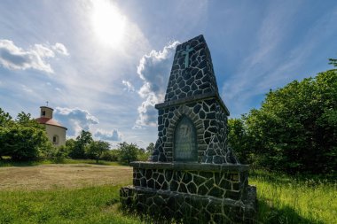 Konstantinovy Lazne çevresindeki manzaranın baskın özelliklerinden biri, bir şapeli ve güzel manzaralı Koyun Tepesi (Ovci vrch) 'dir.