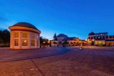 Küçük Çek büyük spa kasabası Frantiskovy Lazne 'nin akşam fotoğrafları (Franzensbad)