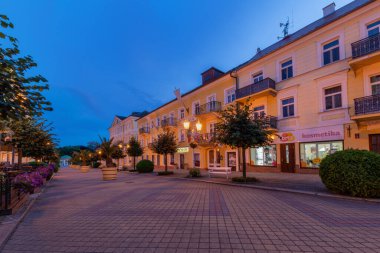 Küçük Çek büyük spa kasabası Frantiskovy Lazne 'nin akşam fotoğrafları (Franzensbad)