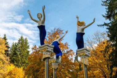 Marianske Lazne, Çek Cumhuriyeti 14 / 10 / 2025: Çek ressam Olbram Zoubek 'in sanat ve güzelliği sembolize eden üç zarif kadın figürü.
