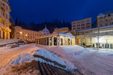 Çapraz bahar sabahı erken saatlerde - Marianske Lazne 'de (Marienbad) kar kışları - Çek Cumhuriyeti' nin batısındaki ünlü Bohemya spa kasabası (Karlovy Vary bölgesi))