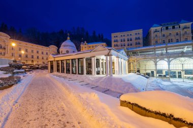 Çapraz bahar sabahı erken saatlerde - Marianske Lazne 'de (Marienbad) kar kışları - Çek Cumhuriyeti' nin batısındaki ünlü Bohemya spa kasabası (Karlovy Vary bölgesi))