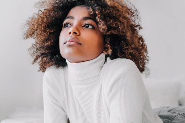 Beyaz stüdyo arka planına göre güzel bir model.