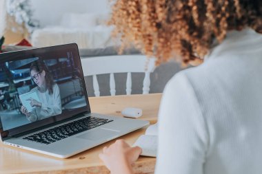 Öğrenci kız gri deftere karşı oturuyor ve notlar yazıyor.