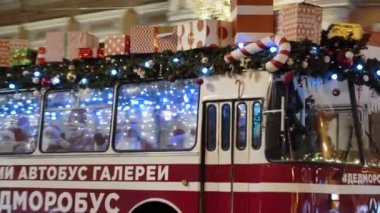 Noel Baba 'yla yeni yıl otobüsü Nevsky Prospekt' e biniyor, St. Petersburg 'un merkez caddesi ve tatildeki vatandaşları tebrik ediyor. Rusya, St. Peter Burgusu, 26 Aralık 2020