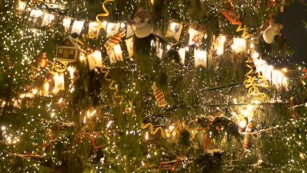 Panorama vertical de un árbol de Navidad decorado con juguetes retro en la nevada. — Vídeos de Stock