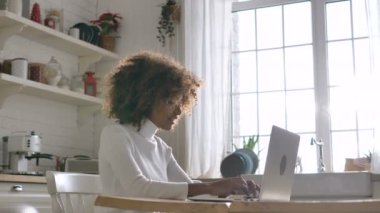 Güzel Afro-Amerikalı kız gri deftere gülümsüyor.