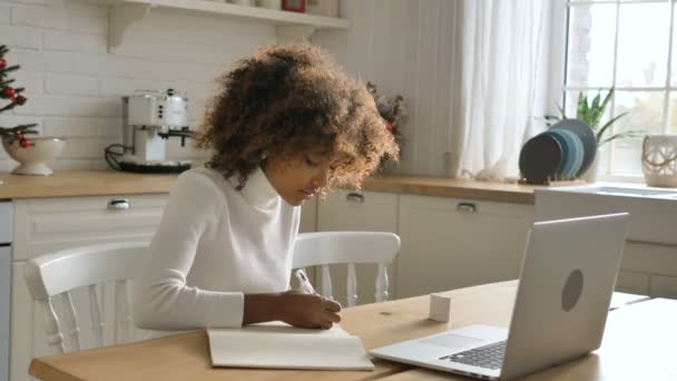 Studenten studeren op afstand les met notebook en schrijft — Stockvideo