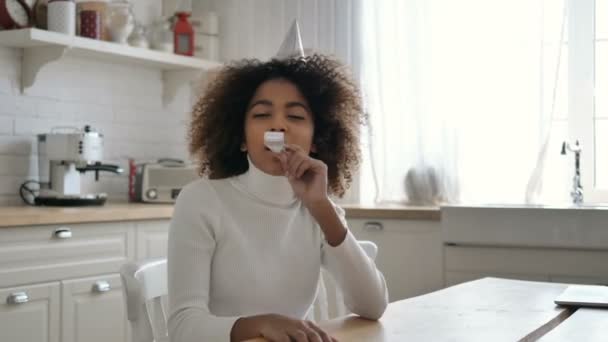 Lady blåser silver pappersrör och visar födelsedagspresent rutan — Stockvideo