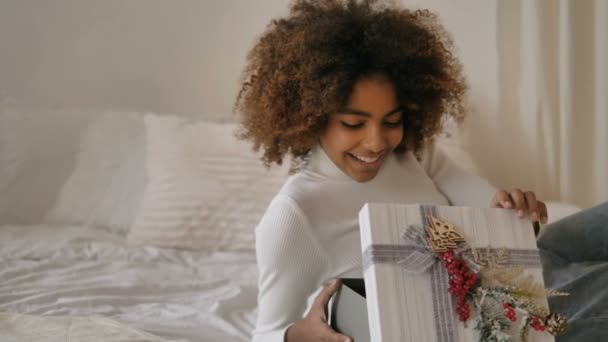 Dame tient boîte cadeau contre designer sapin de Noël blanc — Video