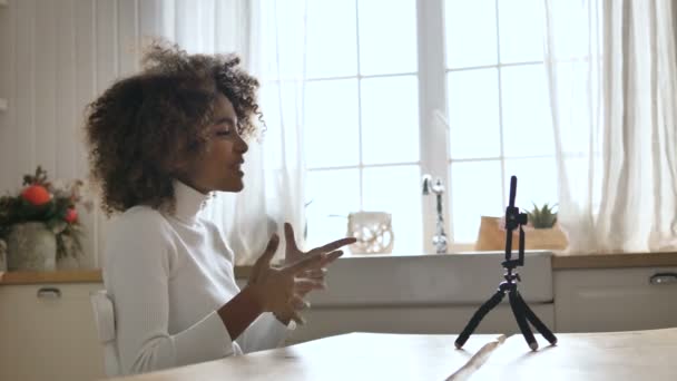 Beauty blogger beweegt handen actief vertellen verhaal op camera — Stockvideo