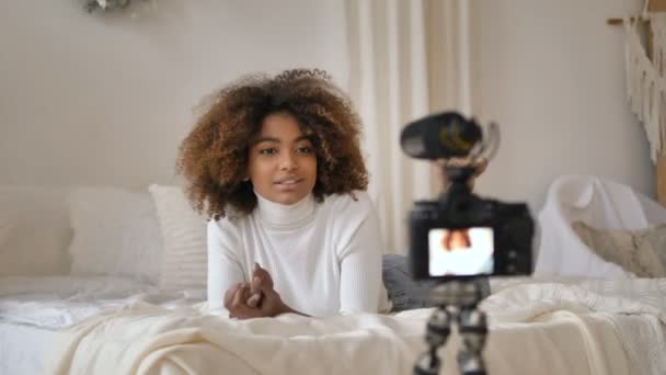Oscuro joven blogger dispara blog de belleza acostado en la cama — Vídeos de Stock
