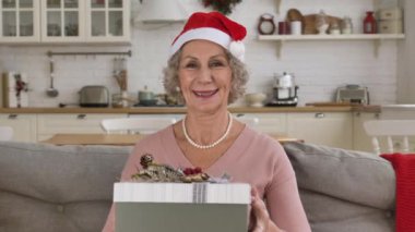 Emekli, Noel hediyesi kutusunu kameraya gösteriyor