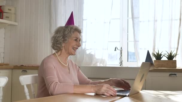 Wesoła babcia uśmiecha się machając dziećmi do aparatu na laptopie — Wideo stockowe