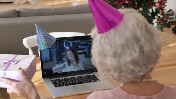Dame conduit appel vidéo d'anniversaire en ligne montrant des cadeaux — Video