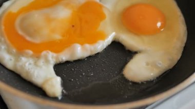 Fırında tavada taze tavuk yumurtası pişiriyorum.