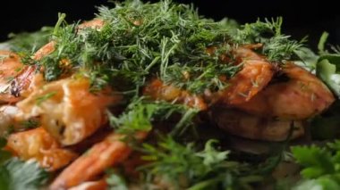 Dill masada dönen lezzetli ızgara karideslerin üzerine düşüyor.