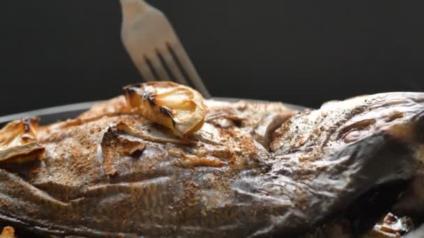 在煎锅里吃一片美味的烤土拨鼠鱼 — 图库视频影像