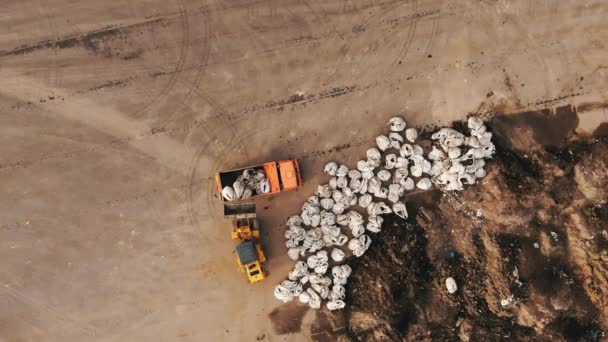 挖掘机将装有垃圾的大袋子装进倾卸卡车 — 图库视频影像