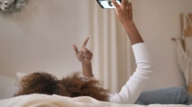 Profesyonel kadın blogcu yatakta video blogu çekiyor