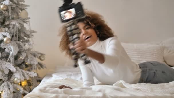 블로거는 카메라를 들고 침대에 누워서 셀카 비디오를 만든다 — 비디오