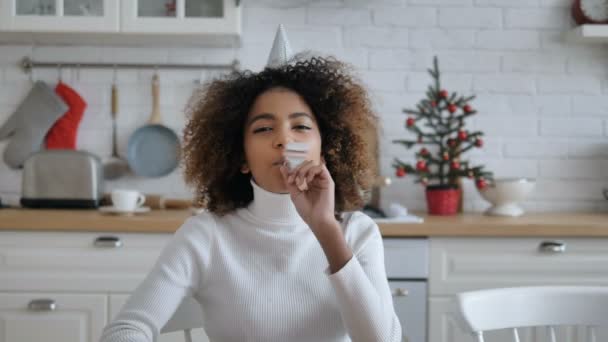 Lady blæser sølv papirrør og viser fødselsdagsgave boks – Stock-video