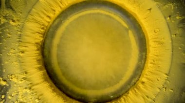 Yüksek sesli hoparlör müzik çalar, titreşir ve havaya sarı boya atar.